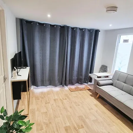 T-i-g-h The Coziest Place Wifi & Netflix Near Roundhay