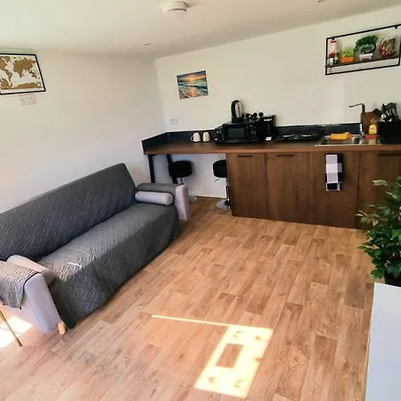 T-i-g-h The Coziest Place Wifi & Netflix Near Roundhay Holiday home