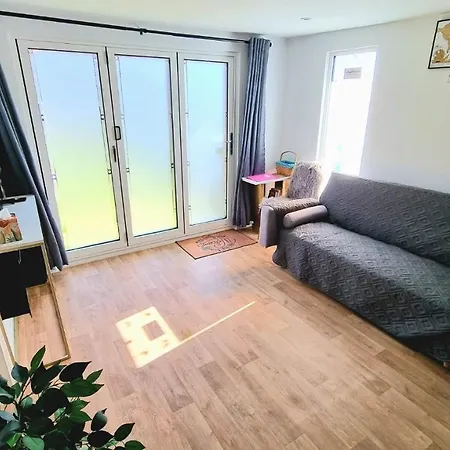 T-i-g-h The Coziest Place Wifi & Netflix Near Roundhay Leeds (West Yorkshire)