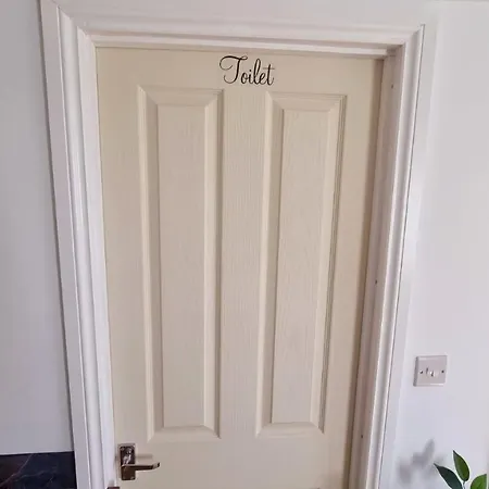 Holiday home T-i-g-h The Coziest Place Wifi & Netflix Near Roundhay *