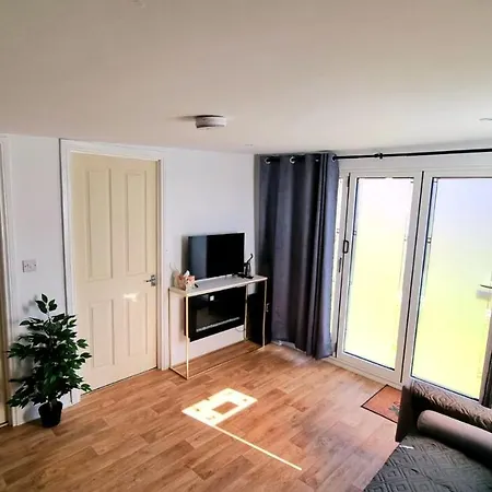 T-i-g-h The Coziest Place Wifi & Netflix Near Roundhay *