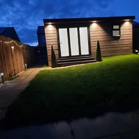 T-i-g-h The Coziest Place Wifi & Netflix Near Roundhay * Leeds (West Yorkshire)