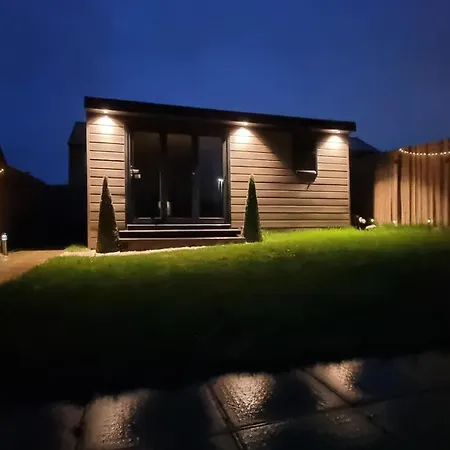 T-i-g-h The Coziest Place Wifi & Netflix Near Roundhay Leeds (West Yorkshire)